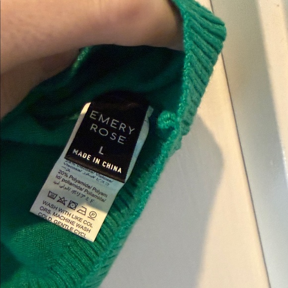 Emerald Green V-Neck Short Sleeve Top - Picture 2 of 2